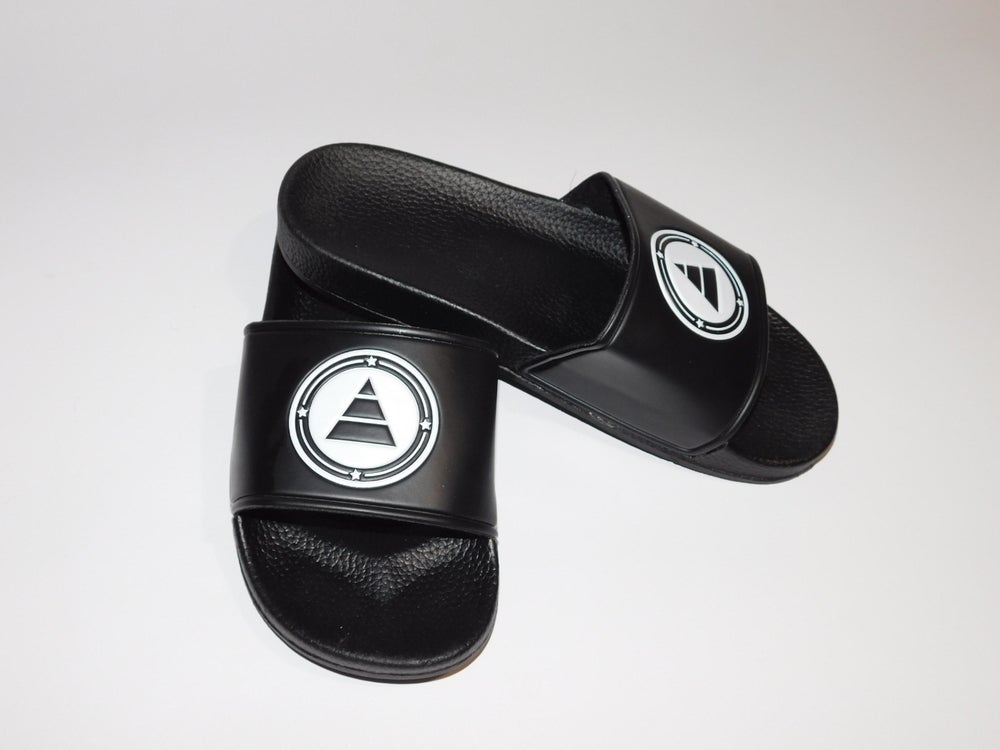 Crtfd pyramid logo sliders (Black)